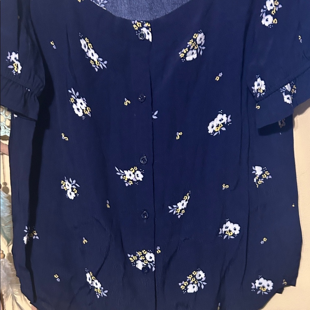 Navy Floral Blouse size medium - Picture 3 of 7